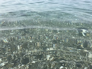 Det klara vattnet på stranden Maro